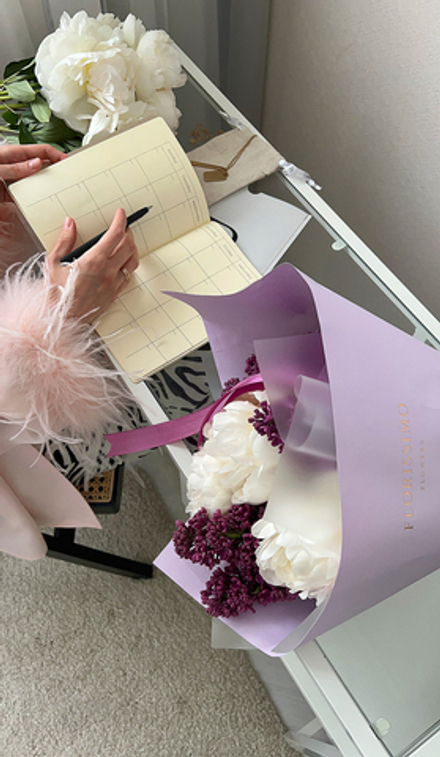 Букет с пионами Вайт Клауд и сиренью