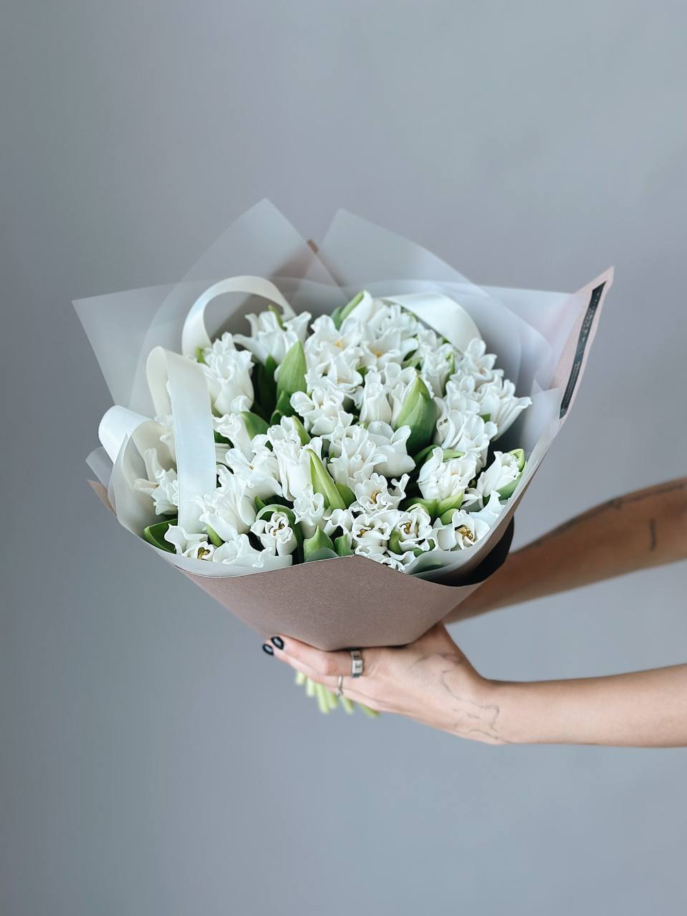 Тюльпаны белые кружевные в букете M
