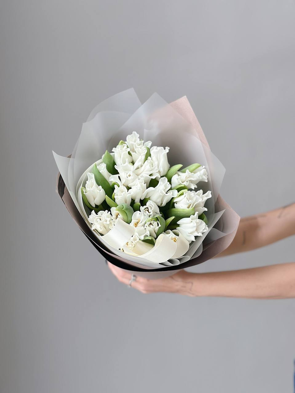 Тюльпаны белые кружевные в букете S