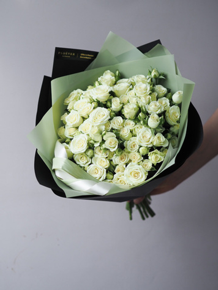 Кустовые розы Сноуфлейк в букете M