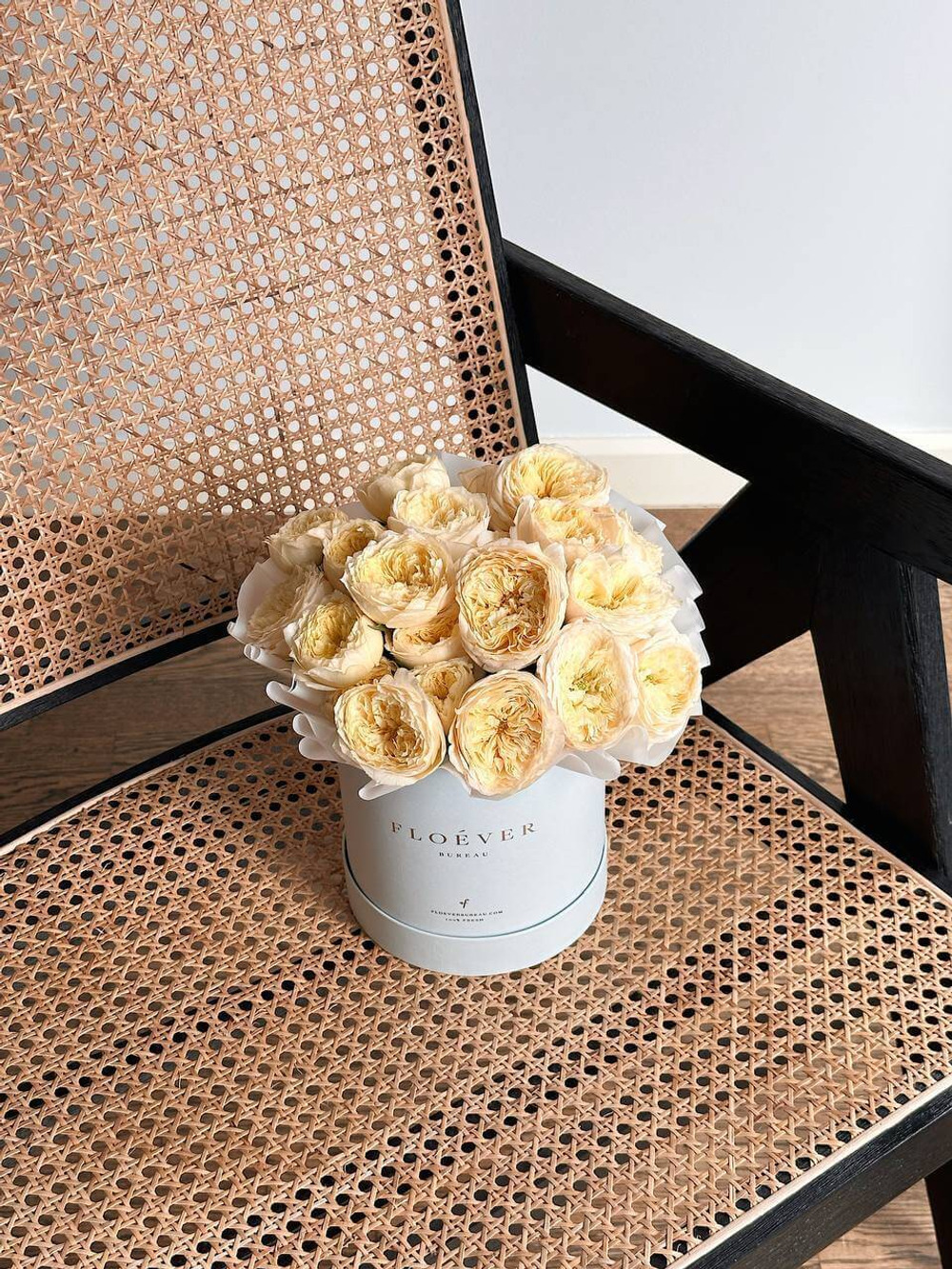 Розы Роял Парк в коробке M