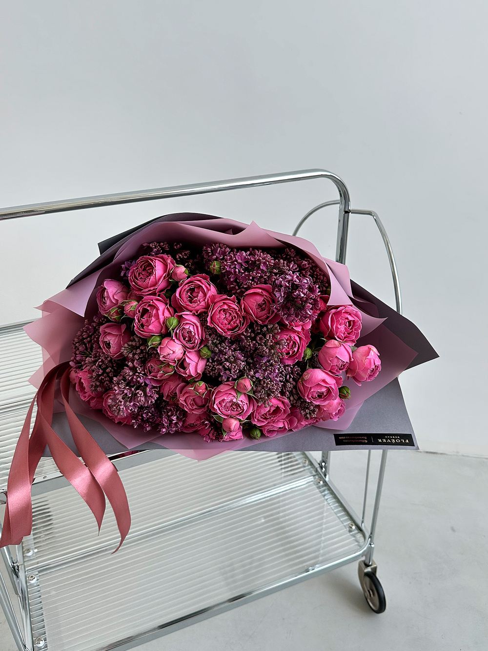 Розы Мисти Баблз с сиренью в букете М