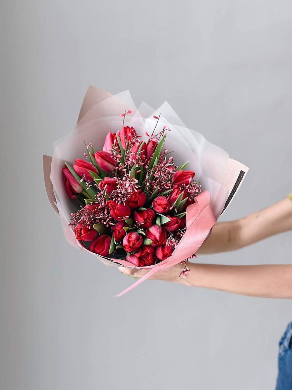 Тюльпаны Ред Принцесс с генистой в букете M