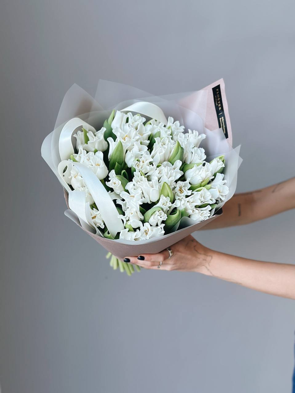 Тюльпаны белые кружевные в букете M