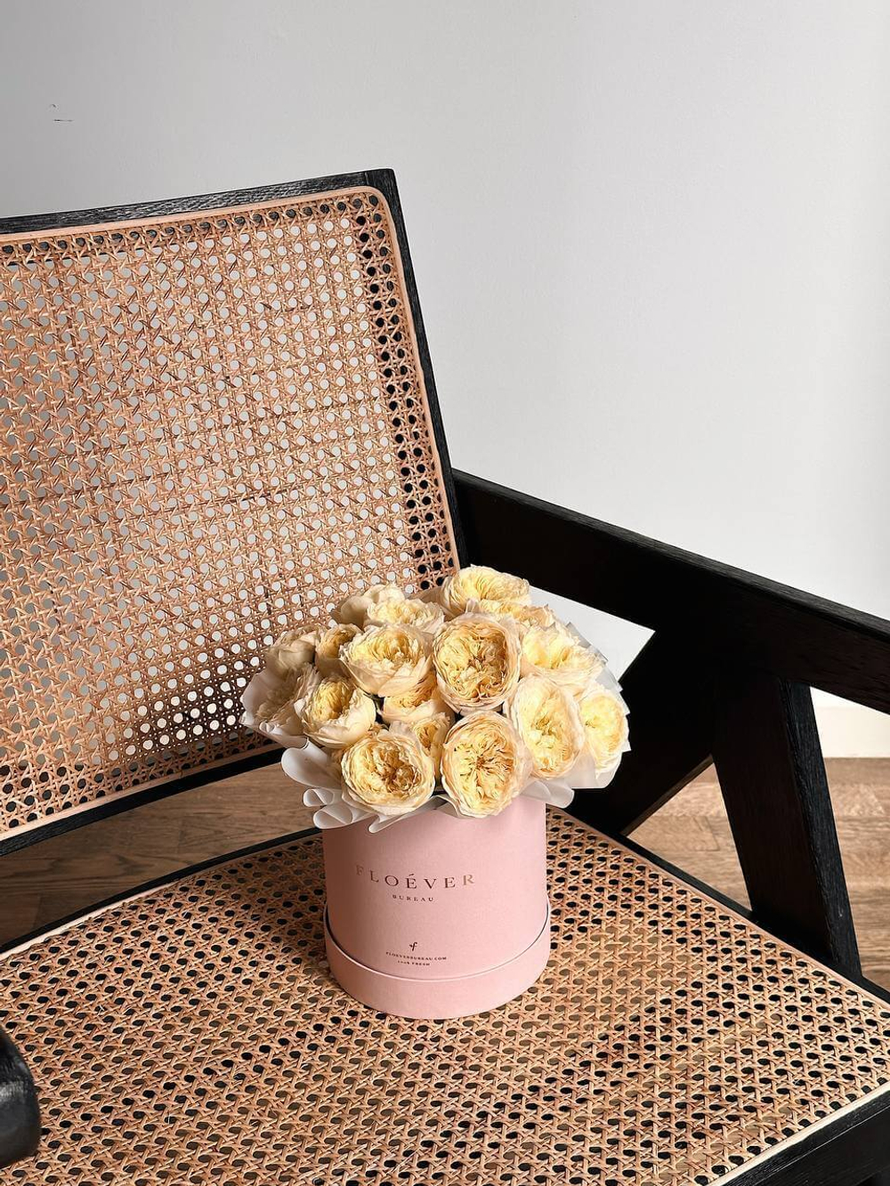 Розы Роял Парк в коробке M