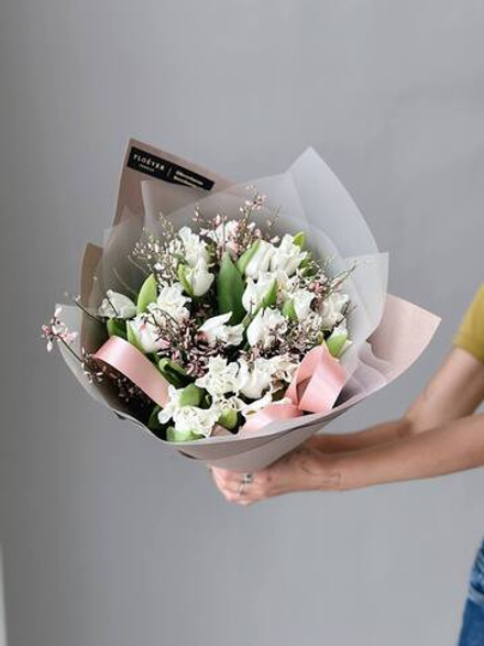 Тюльпаны белые кружевные с генистой в букете M