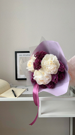 Букет с пионами Вайт Клауд и сиренью