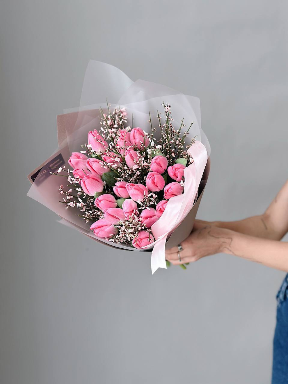 Тюльпаны темно-розовые с генистой в букете M