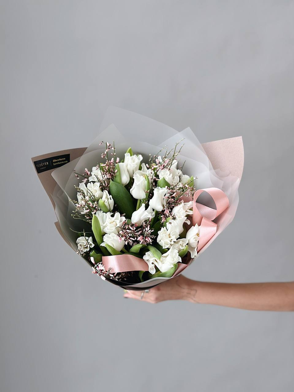 Тюльпаны белые кружевные с генистой в букете M