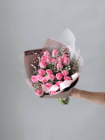 Тюльпаны темно-розовые с генистой в букете M