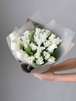 Тюльпаны белые кружевные в букете S