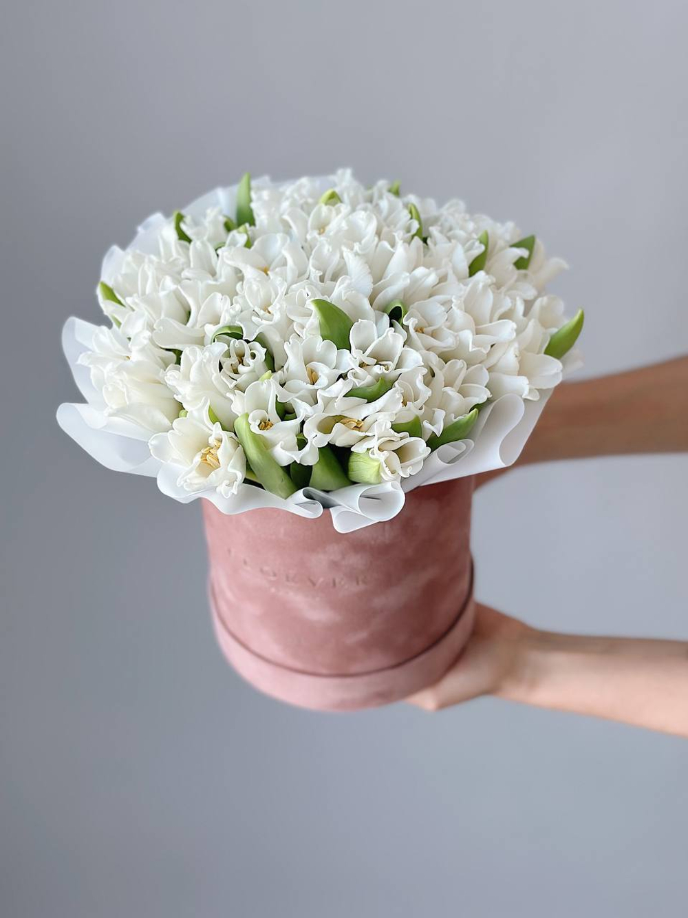 Тюльпаны белые кружевные в коробке M