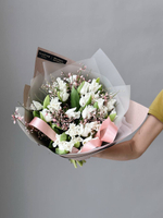 Тюльпаны белые кружевные с генистой в букете M