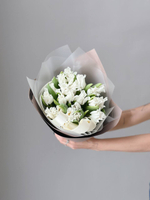Тюльпаны белые кружевные в букете S
