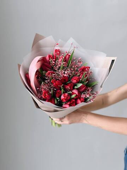 Тюльпаны Ред Принцесс с генистой в букете M