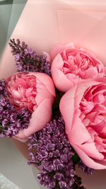 Букет с пионами Салмон и сиренью