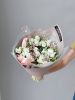 Тюльпаны белые кружевные с генистой в букете M