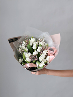 Тюльпаны белые кружевные с генистой в букете M