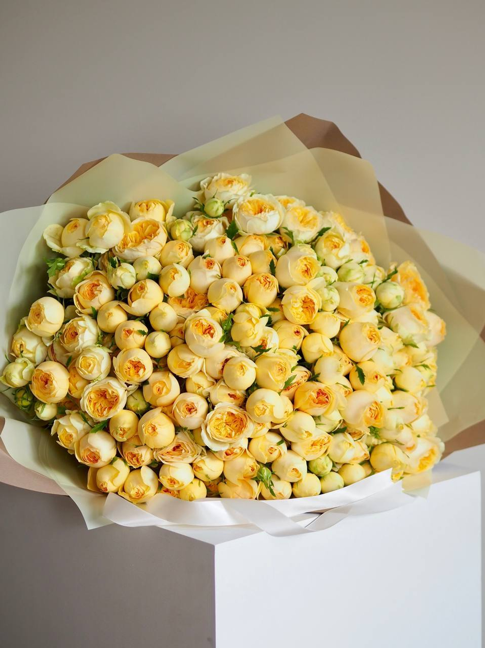 Пионовидные розы Сильва Санни в букете XL