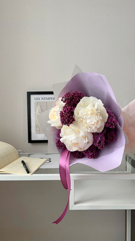 Букет с пионами Вайт Клауд и сиренью