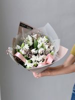 Тюльпаны белые кружевные с генистой в букете M