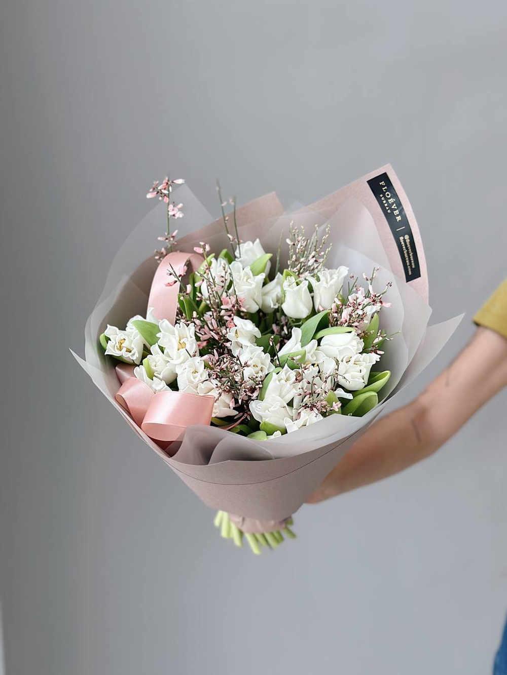 Тюльпаны белые кружевные с генистой в букете M