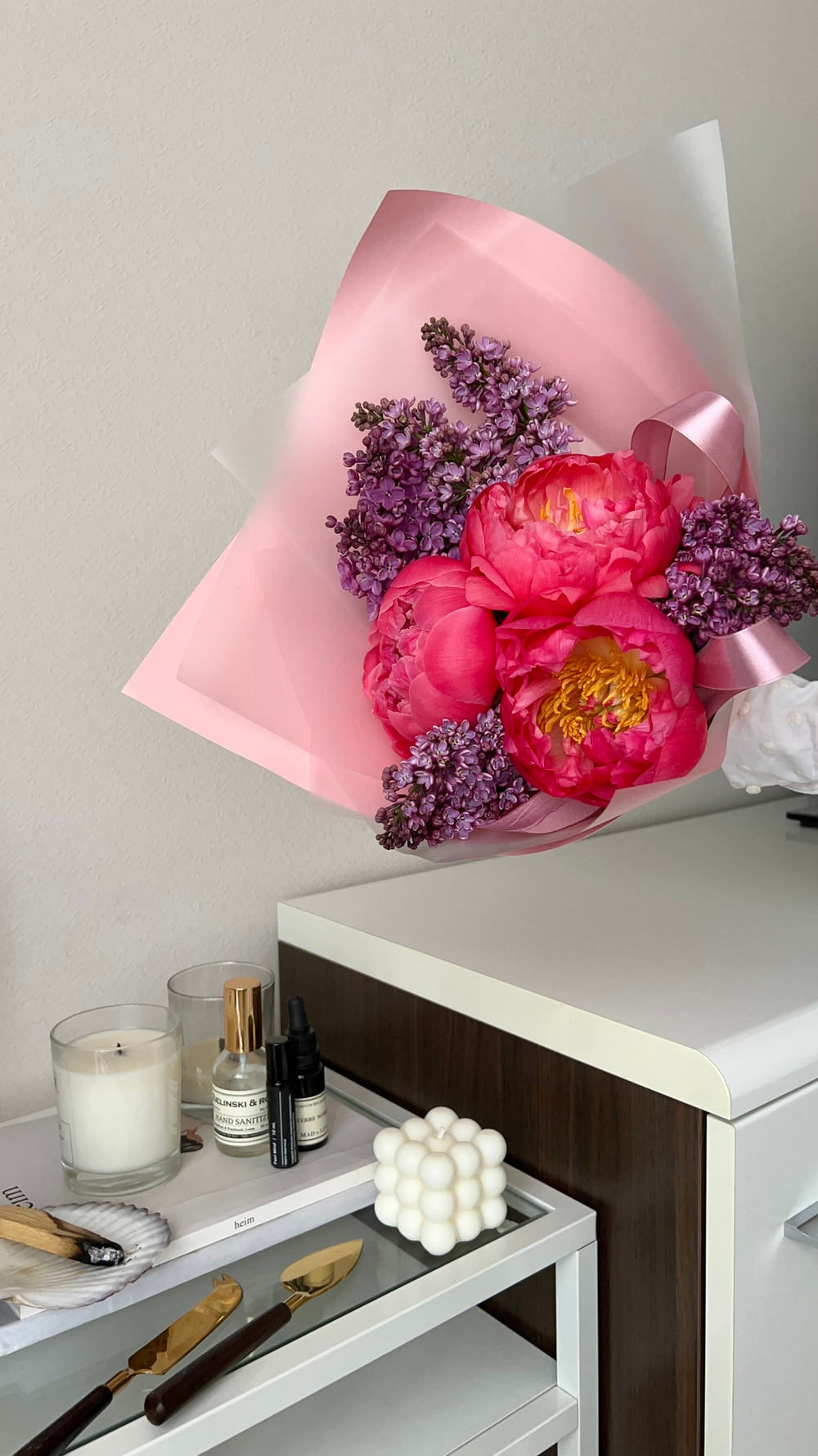 Букет с пионами Корал и сиренью