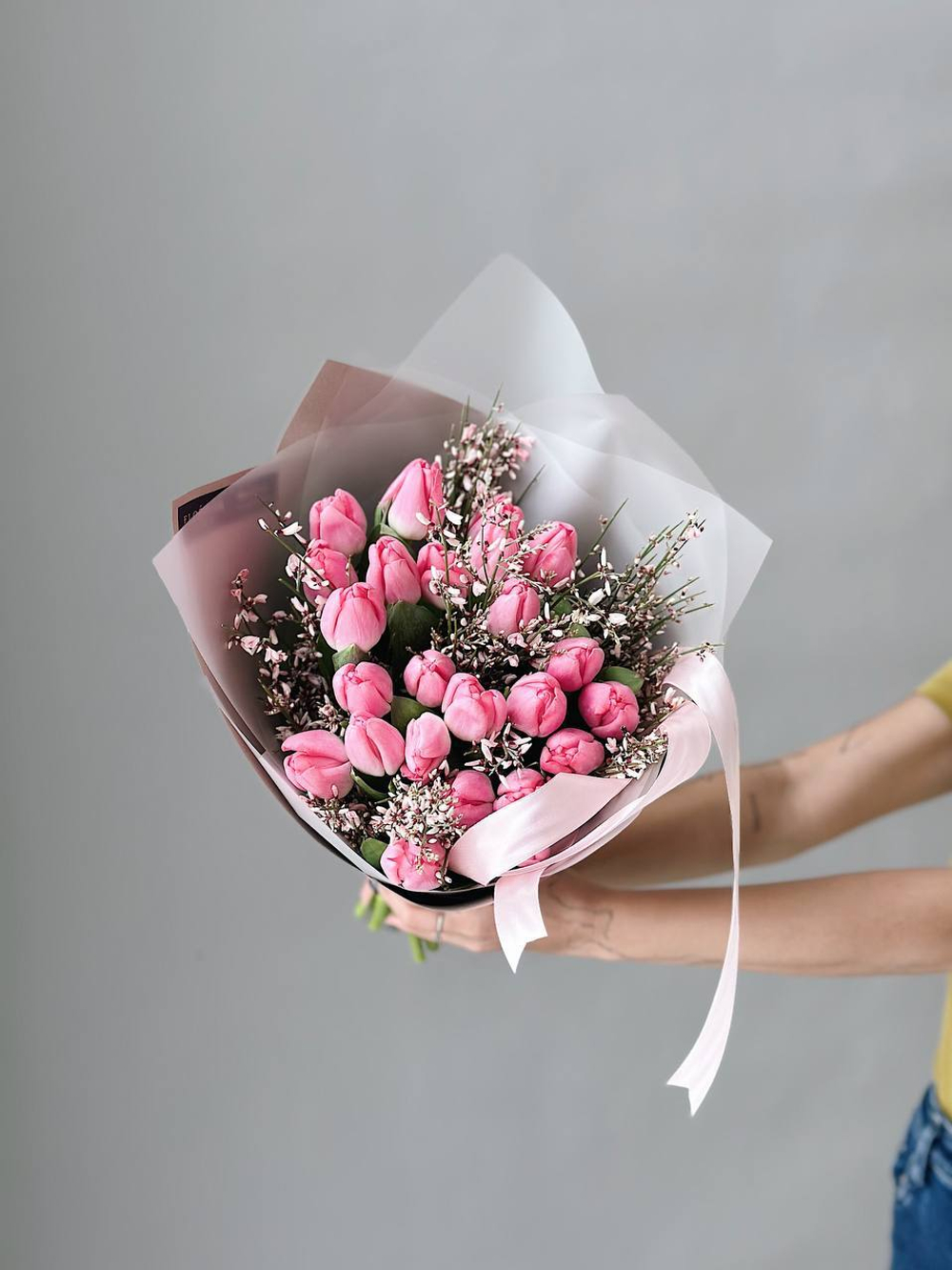 Тюльпаны темно-розовые с генистой в букете M